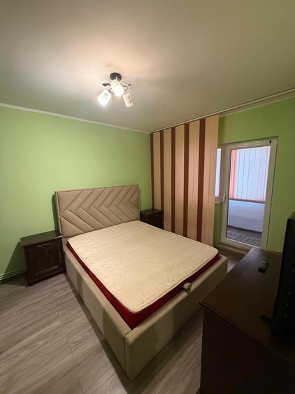 Inchiriem apartament cu 2 camere in zona Micro 20 (stradal), etaj 3, pret 400 E - 16