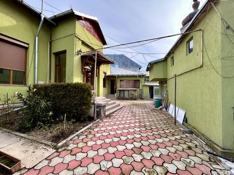 Casa 9 camere, 4 bai, 3 locuri de parcare, Central, Ploiesti - 1