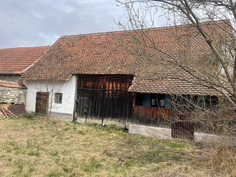 Casa veche cu sura zona linistita - 4