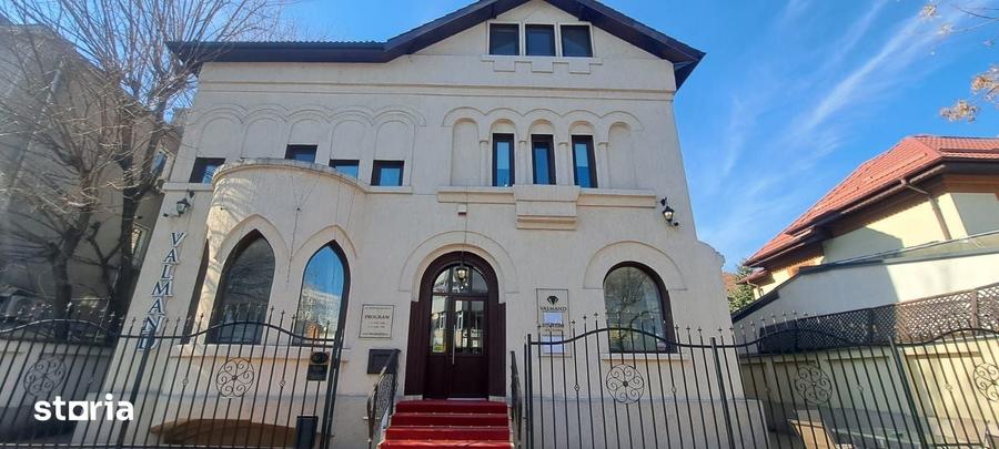 Casă cu 8 camere cu Teren 307 Mp în Primăverii