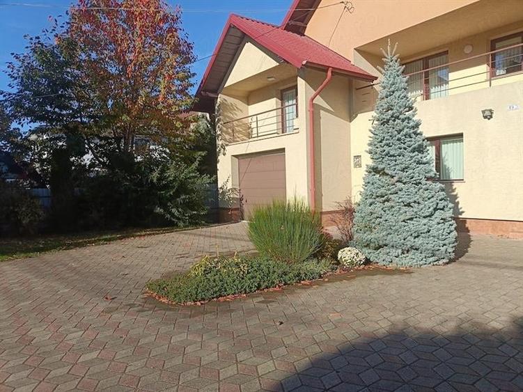 Casă individuală cu 4 camere cu Teren 10500 Mp în Central