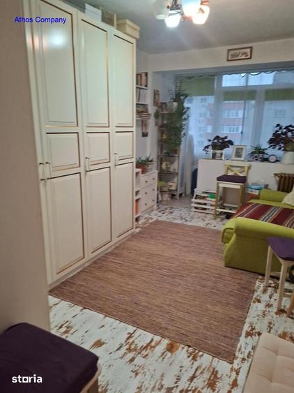 Apartament cu 3 camere semidecomandat, mobilat în Ștefan cel Mare