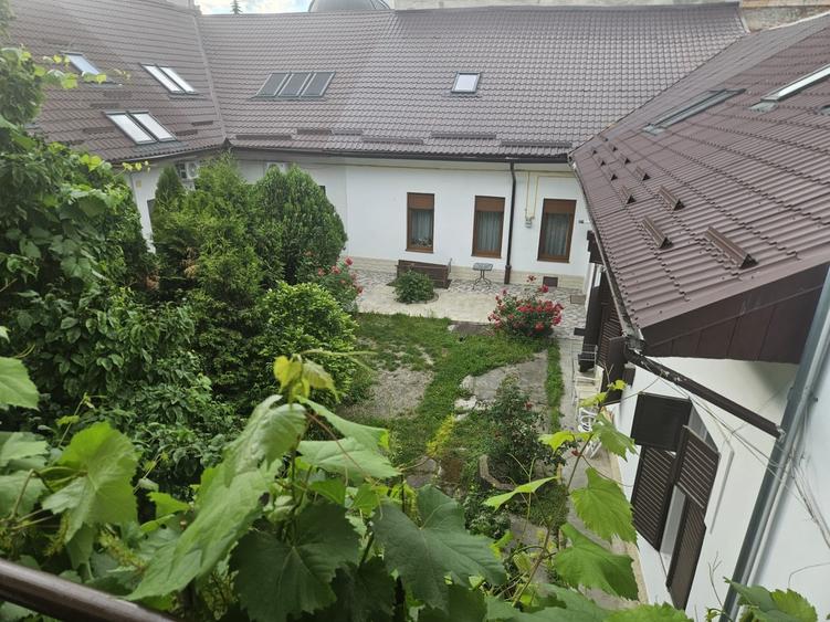 Apartament cu 3 camere semidecomandat, mobilat în Central