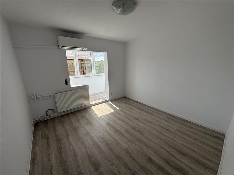 Apartament cu 3 camere semidecomandat în Iosia