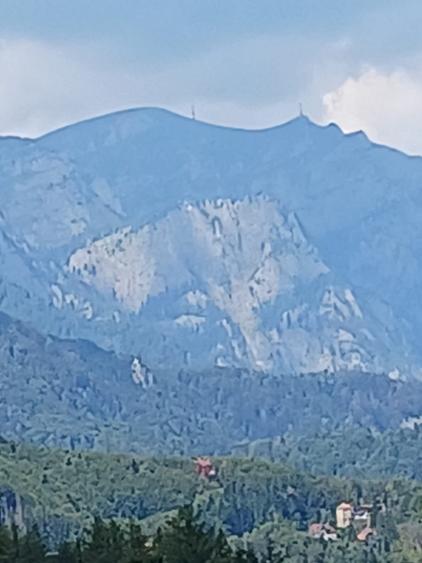 De vanzare in Sinaia apartament 3 camere in vila zona Platoul Izvor - 2