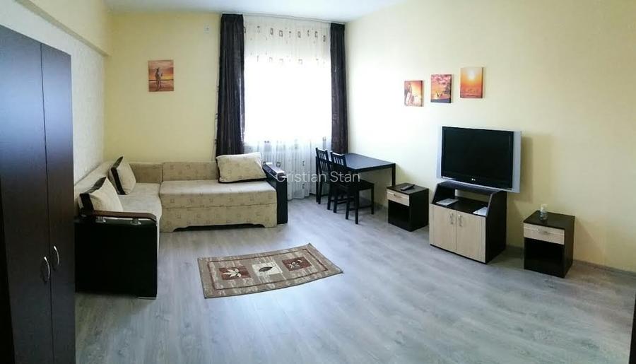 Piața Romană, etaj 5, ideal locuintă, 300 euro