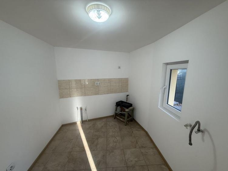 2 corpuri de Casă renovate + teren 125 mp Campina - 14