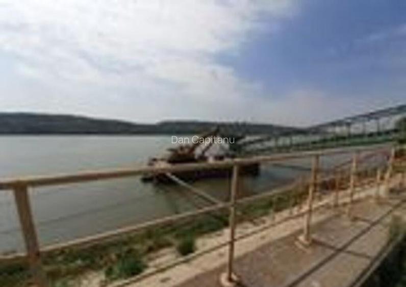 Oltenita - teren pe malul Dunarii cu chei betonat