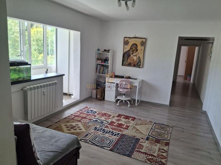 Apartament cu 3 camere semidecomandat în Berceni