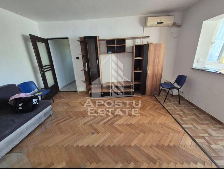 Apartament cu 3 camere de vanzare, centrala proprie, zona Dambovita - 1