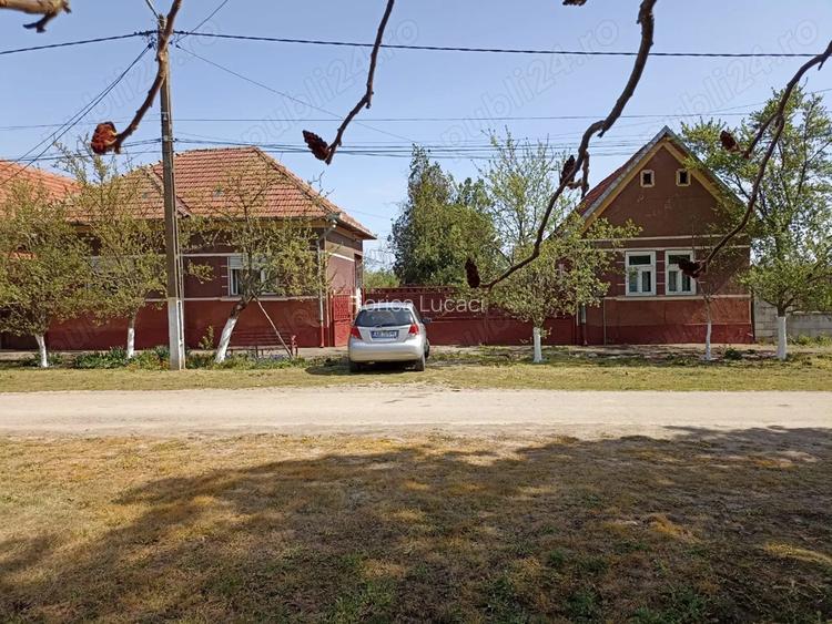 Vand casa cu gradina, Cermei Nr 451.