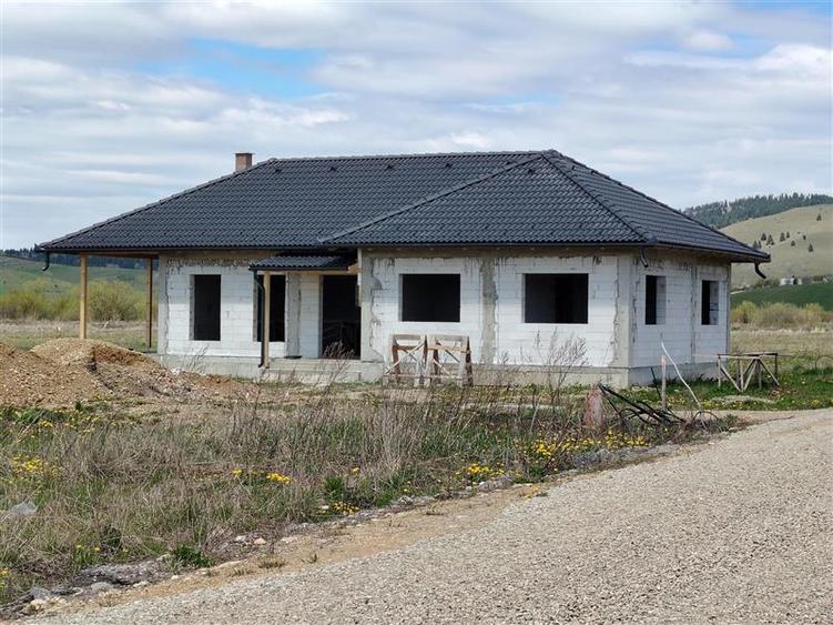 Casă individuală cu 4 camere cu Canalizare în Lăzarea