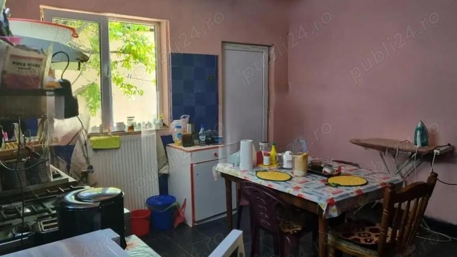 Casa de vanzare cu 4 camere in zona 14 Mai - 1