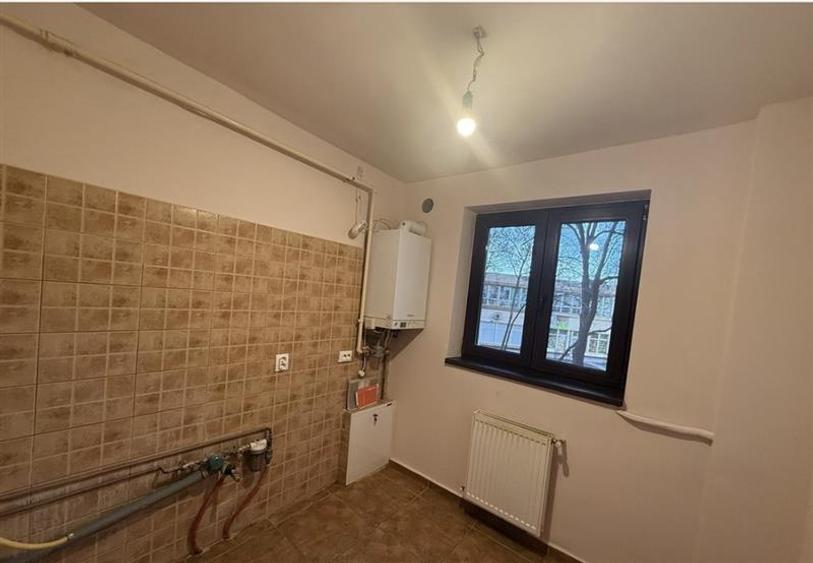 Decomandat la etaj 1, recent renovat zona Favorit - 6