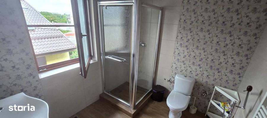 Casă cu 4 camere cu Teren 150 Mp în Văcăresti