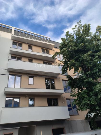 Apartament cu 3 camere semidecomandat în Băneasa