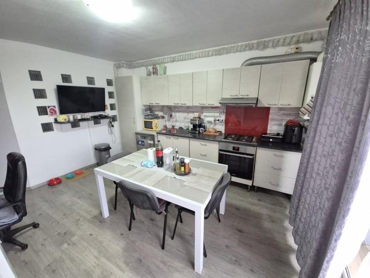 Apartament 2 camere, 51mp, decomandat, gradina, parcare, Floresti - 1