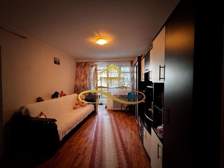 Apartament 3 camere cu balcon la parter - de vanzare Apartament 3 camere cu balcon la parter - de vanzare