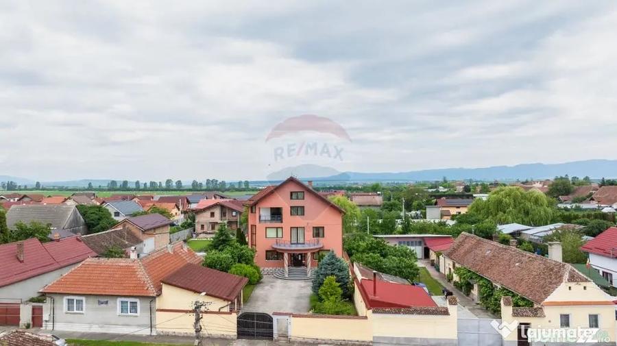 Casă cu 10 camere cu Teren 1300 Mp în Hălchiu