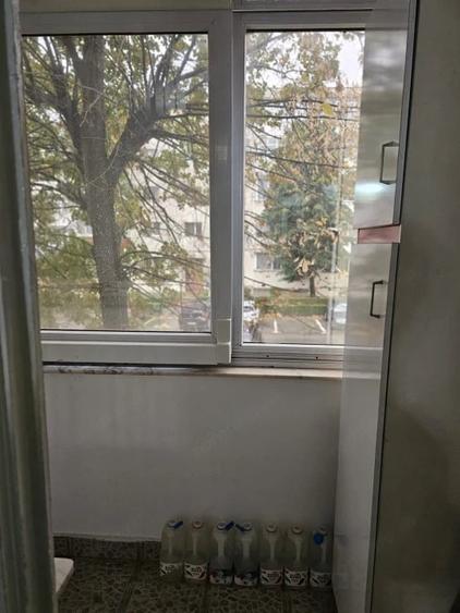 Apartament cu 3 camere semidecomandat în Craiovei