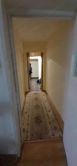 Apartament cu 3 camere semidecomandat în Km 4