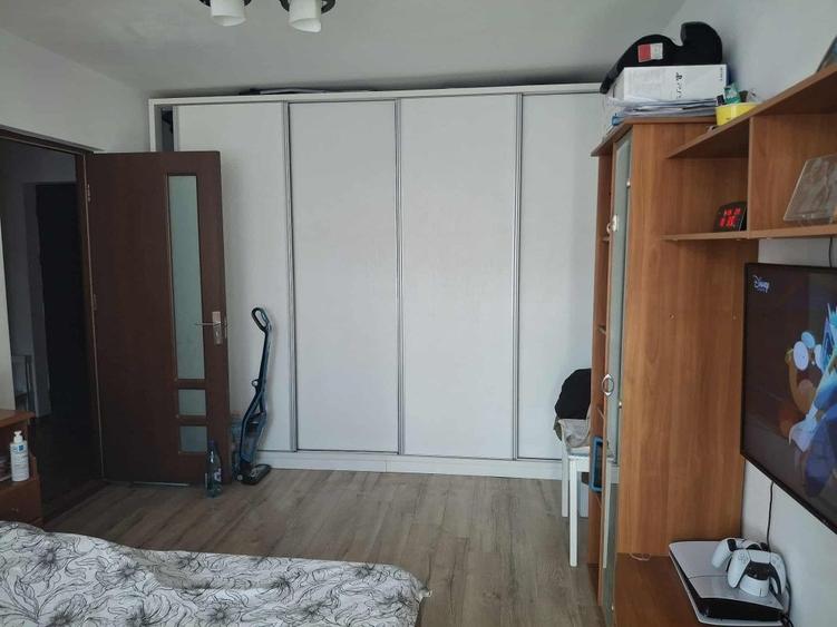 Apartament cu 3 camere decomandat în Obor