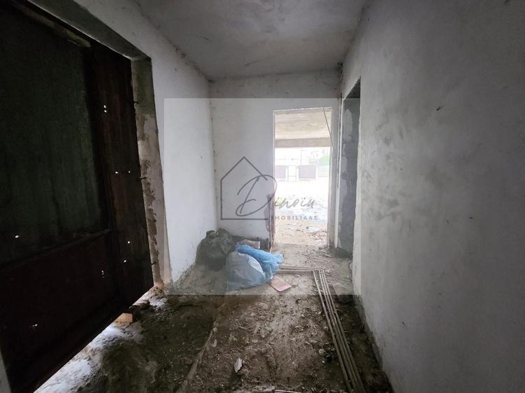 Casă individuală cu 6 camere cu Canalizare în Central