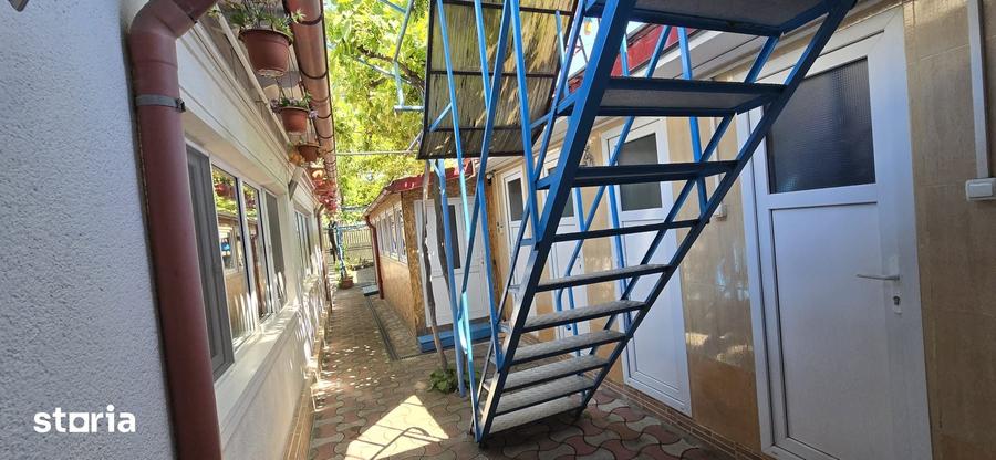 Casă cu 10 camere decomandat în Nord