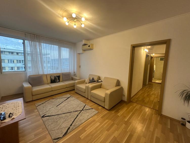 Apartament cu 3 camere semidecomandat în Iancului