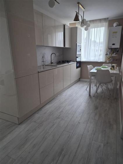 Apartament cu 3 camere semidecomandat, mobilat în Școlilor
