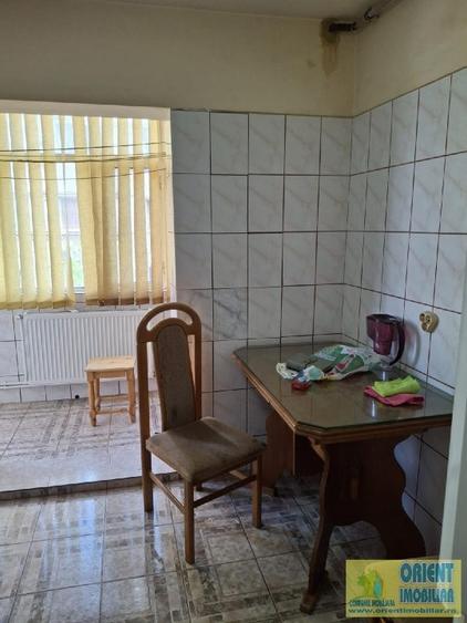 FAR, de vanzare 3 camere, decomandat, etaj 1, gaze - 12
