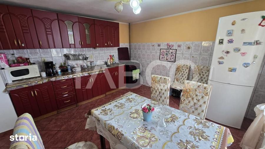 Casă cu 4 camere cu Teren 159 Mp în Roșia