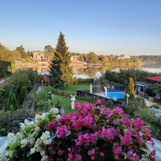 Vila lux pe malul lacului,teren 1500mp.cu deschidere la lac de 25 ml. - 1