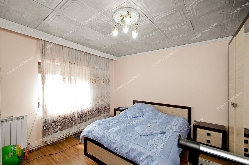 Casă individuală cu 4 camere cu Garaj în Central