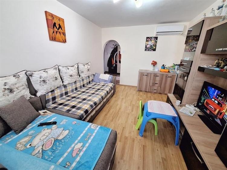 Apartament 3 camere semidecomandat  zona MIilcov - 1