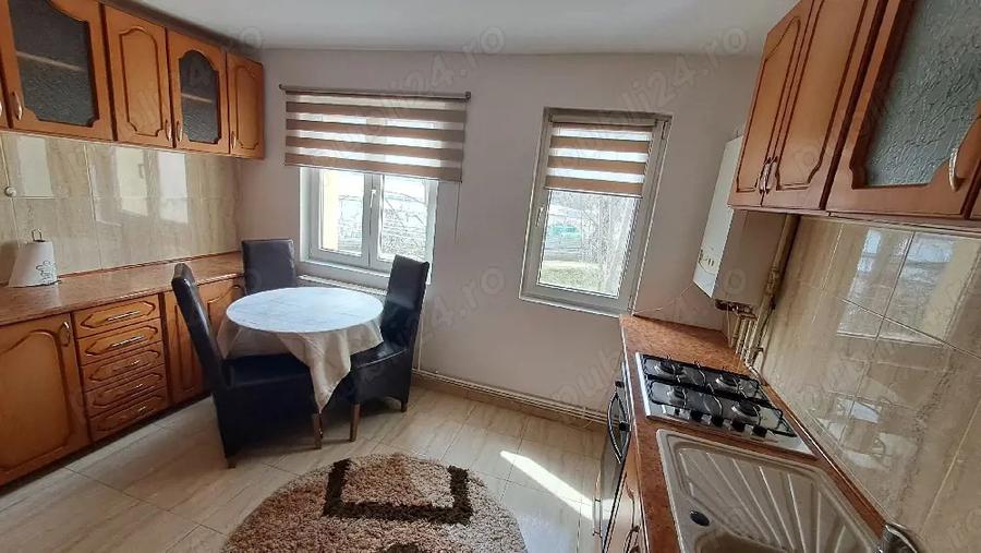 Inchiriez apartament 3 camere,micro 9,etaj 2 - 3