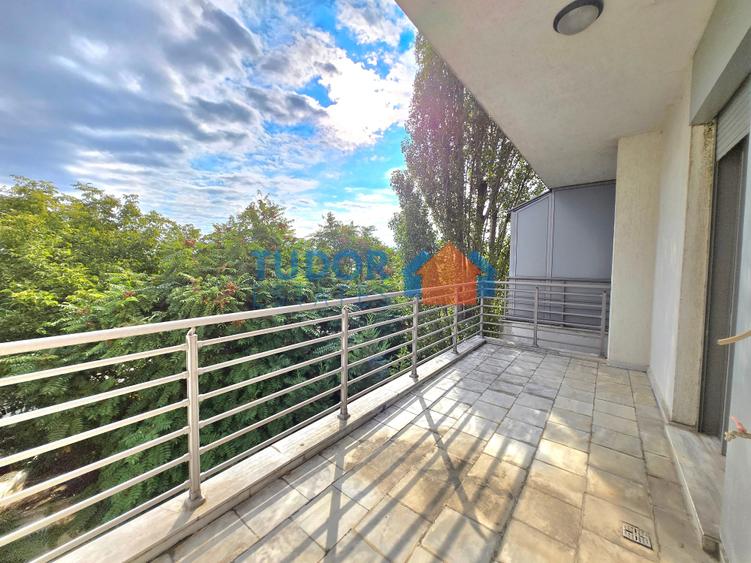 Elegant Multi-Level Home with 4 Bedrooms and Expansive Terraces in Green Lake - 11