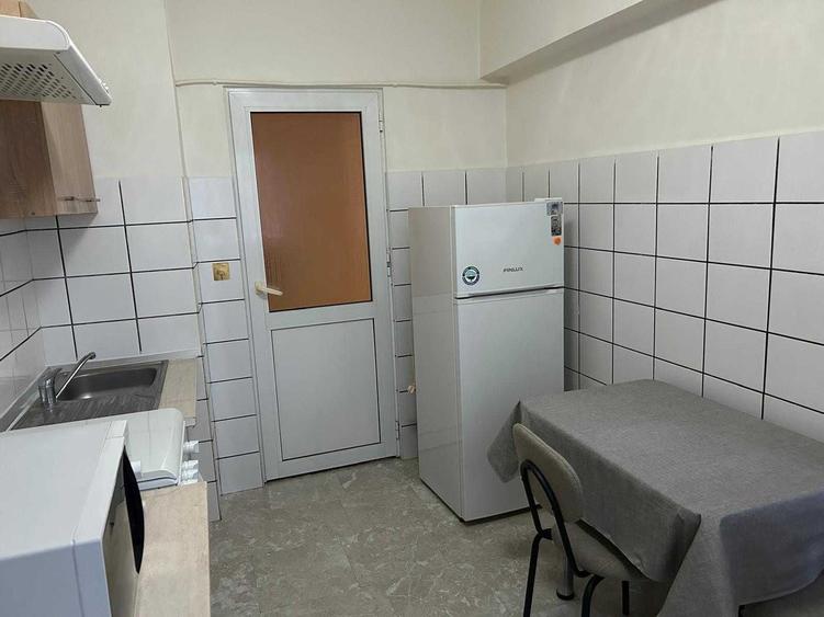 Inchiriere apartament 2 camere, decomandat, Campina, ultracentral, izolat termic, et.2 din 4, zona linistita, recent modernizat, utilat electrocasnice - 3