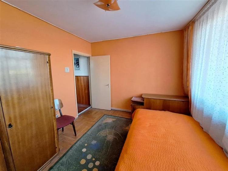 Apartament  3 camere decomandat , zona  Cora - 3