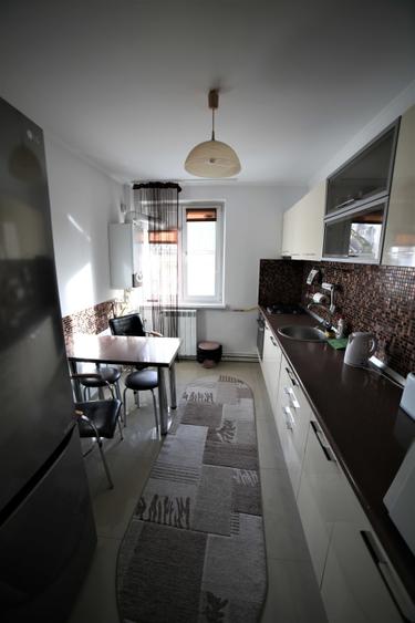 Apartament cu 3 camere semidecomandat în Ultracentral