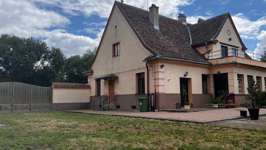 Casa cu Istorie și teren generos+clădire pentru afacere sau Evenimente-Hălchiu - 9