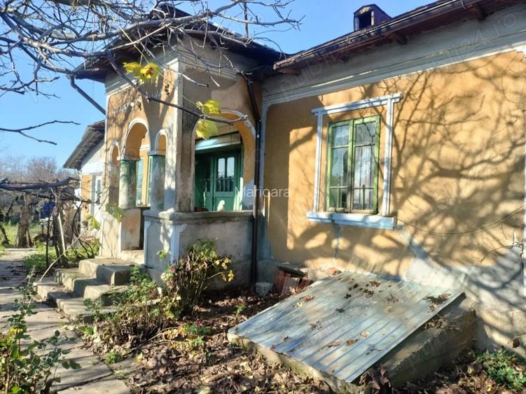 Vand casa batraneasca in sat Craciunei, comuna Radomire?ti, jud Olt