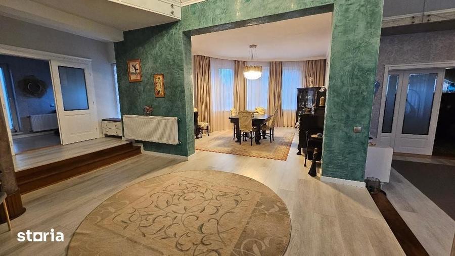Casă cu 9 camere cu Teren 937 Mp în Cetate