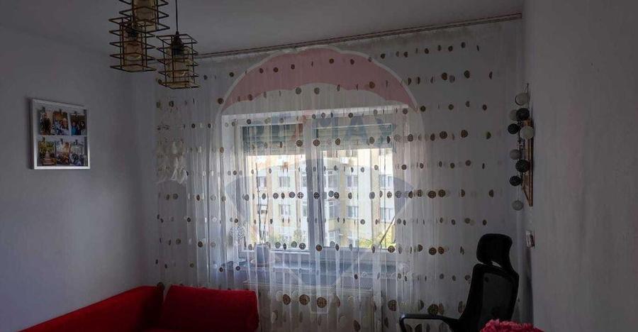 Apartament cu 3 camere de vanzare in zona Sarari - 1