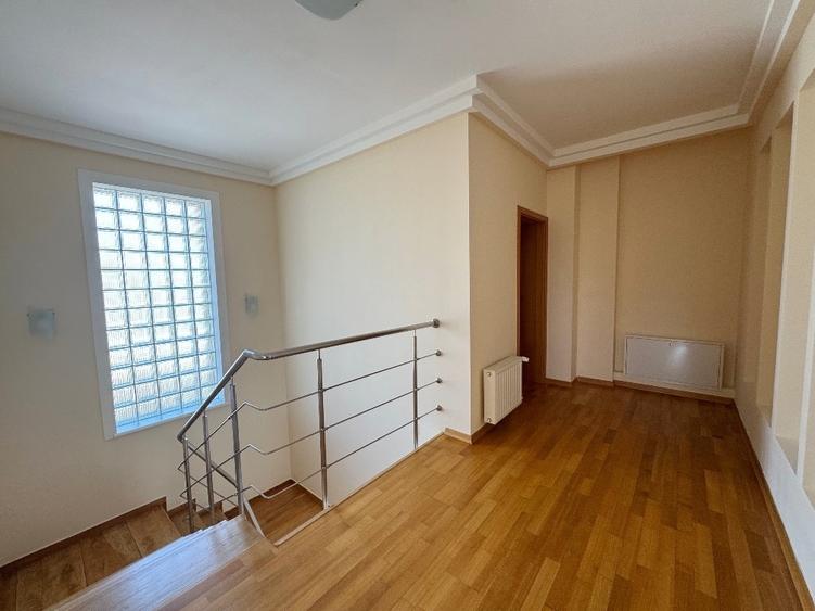 Casa cu curte si garaj dublu// Pipera// semimobilata - 14