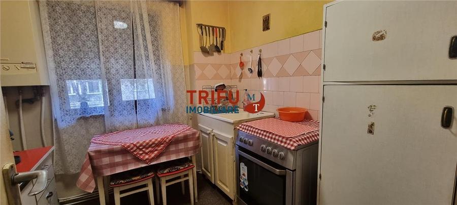Apartament 3 camere semidecomandat zona Cetate etaj 2 - 7