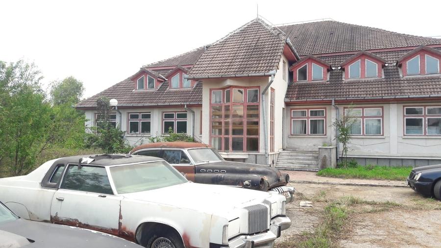 Vand imobil rezidential suprafata construita 2450 m piscina interioar - 1