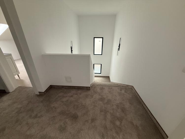 Vilă contemporană , finalizată în 2024, situată pe o stradă privată. - 15