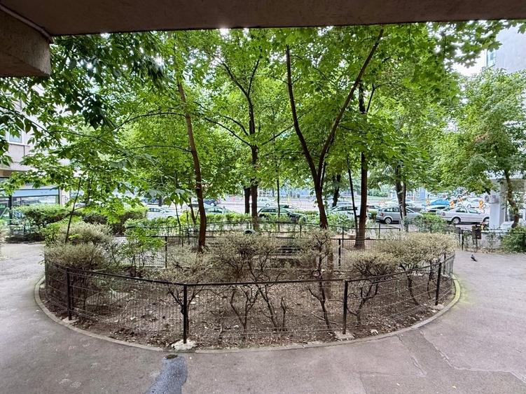 Apartament cu 3 camere decomandat, mobilat în Banu Manta
