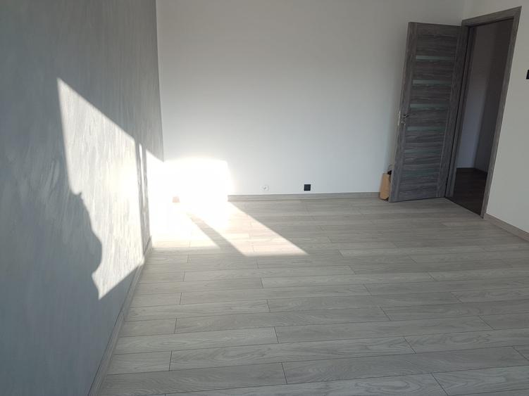Apartament doua camere, decomandat, etaj 4, cu sarpanta, renovat modern, stradal - 2